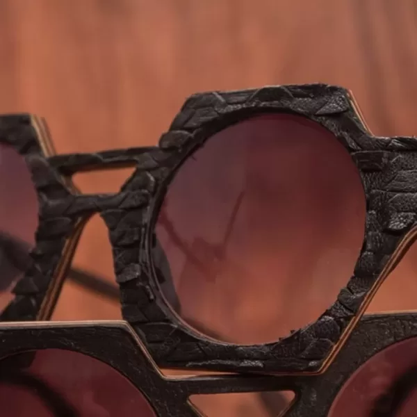 oculos de sol de madeira leaf eco acabamento couro ecologico