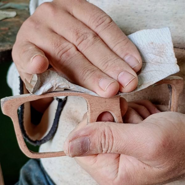produção de oculos de madeira leaf eco andy mogno